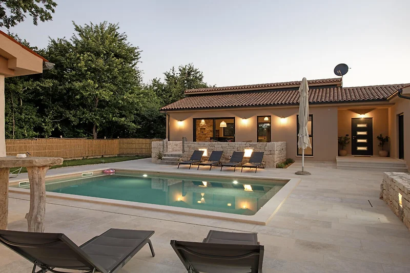 Villa im Wohngebiet mit Pool und Innenhof.
