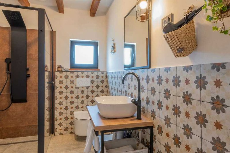 Verwöhnen Sie sich im Luxus des modernen Badezimmers von Villa Casa di Nonna Ida.