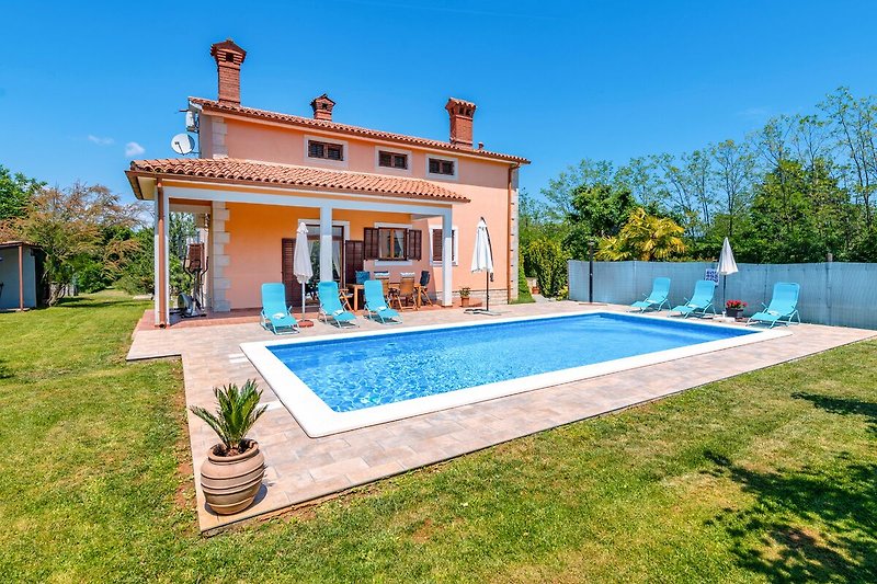 Villa Ornela's Schwimmbad wartet auf Ihre Abenteuer.