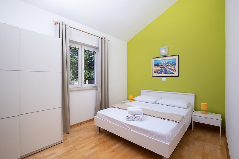 Mit elegantem Design und einem Hauch von Farbe ist dieses komfortable Schlafzimmer einfach prächtig