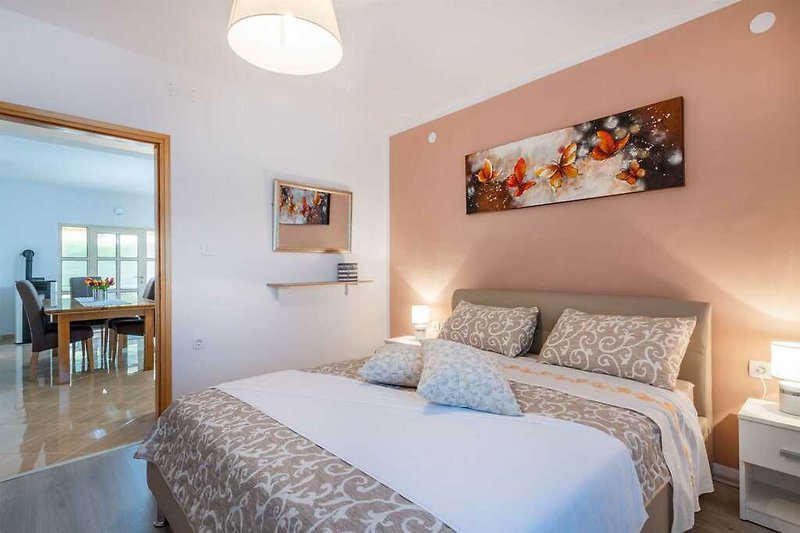 Erholen Sie sich im elegant eingerichteten Schlafzimmer von Villa Bonissa.