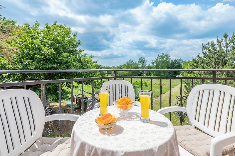 Der Balkontisch der Villa Ornela ist der perfekte Ort für Mahlzeiten im Freien.