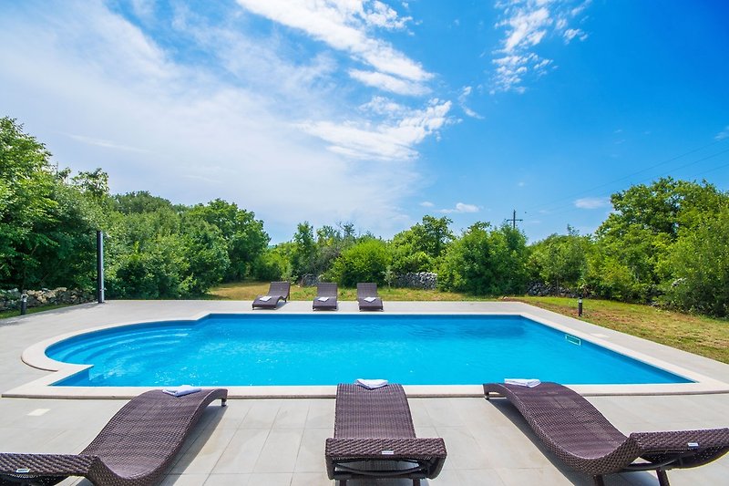 Die Villa Klara bietet einen bezaubernden Pool, der tagsüber für erfrischenden Badespaß sorgt.