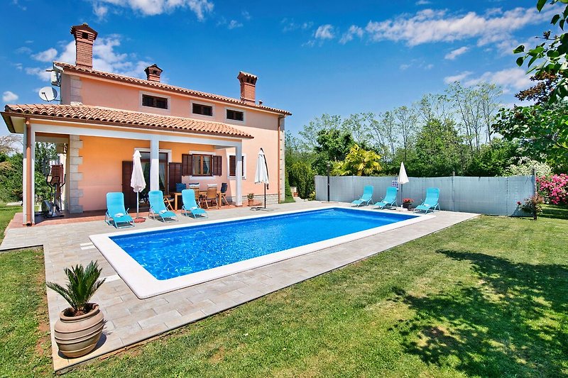 Willkommen in Villa Ornela, wo die Natur den Pool umarmt.