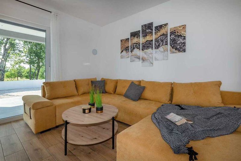 Entspannen Sie sich im gemütlichen Wohnzimmer von Villa Rovena, geschmückt mit einer bequemen Couch.