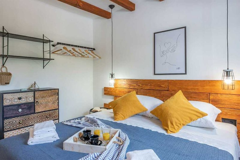 Entspannen Sie sich in der warmen Atmosphäre des Schlafzimmers von Villa Casa di Nonna Ida.