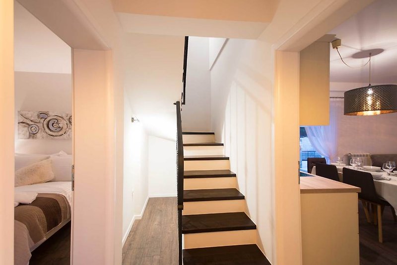 Die Treppe führt zu zwei Schlafzimmern und einem Badezimmer im Obergeschoss.