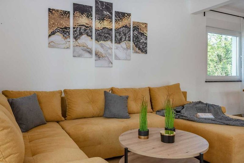 Genießen Sie den Komfort im Wohnzimmer von Villa Rovena, mit einer gemütlichen Couch.