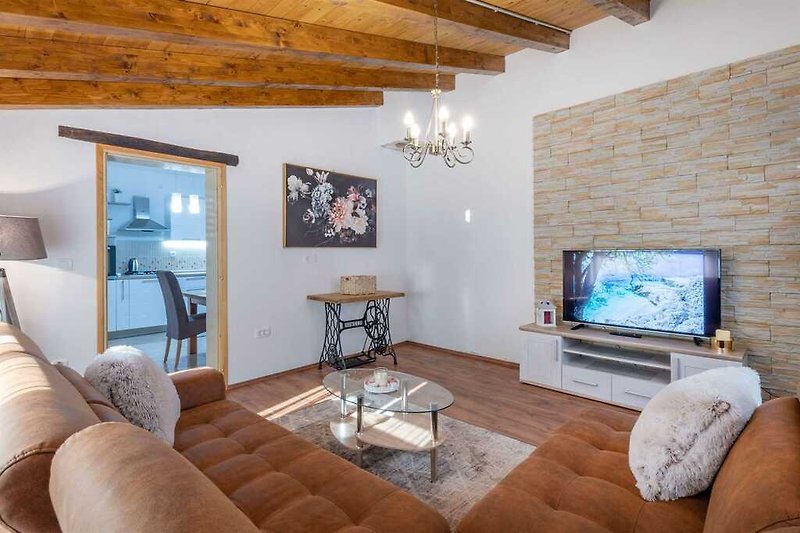 Genießen Sie Filmabende im Wohnzimmer von Villa Bonissa mit einem Fernseher.