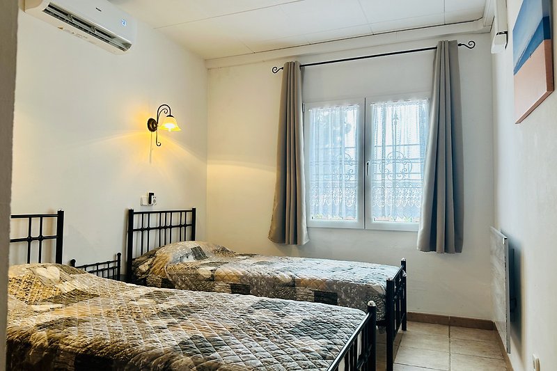 Schlafzimmer mit zwei Einzelbetten 90x200 cm