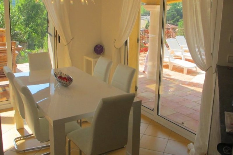 Esszimmer mit Zugang zur Terrasse und zum Pool