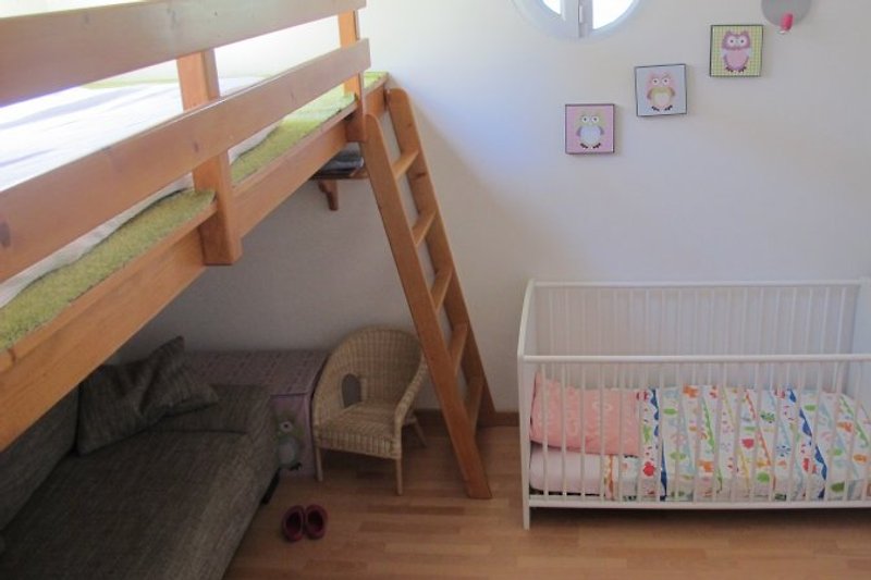 Kinderzimmer mit Hochbett, Schlafsofa und Kinderbett