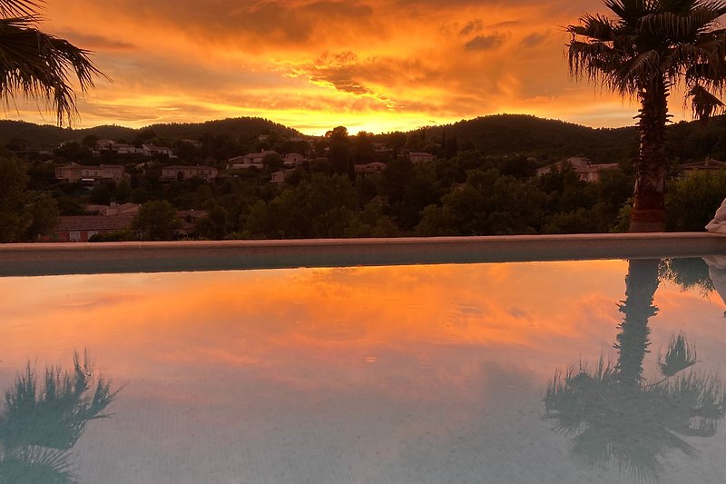 Sonnenuntergang über Pool