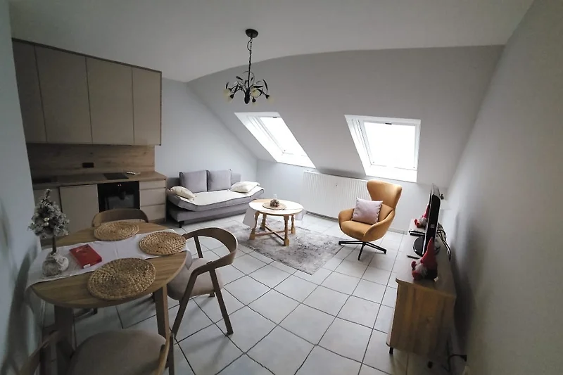 Hochwertige Holzmöbel, stilvolle Beleuchtung und großzügiger Wohnraum.