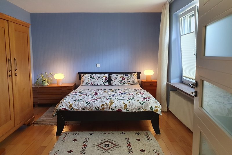 Schlafzimmer mit Doppelbett 160x200 (ohne Fußteil, 2 Matratzen)