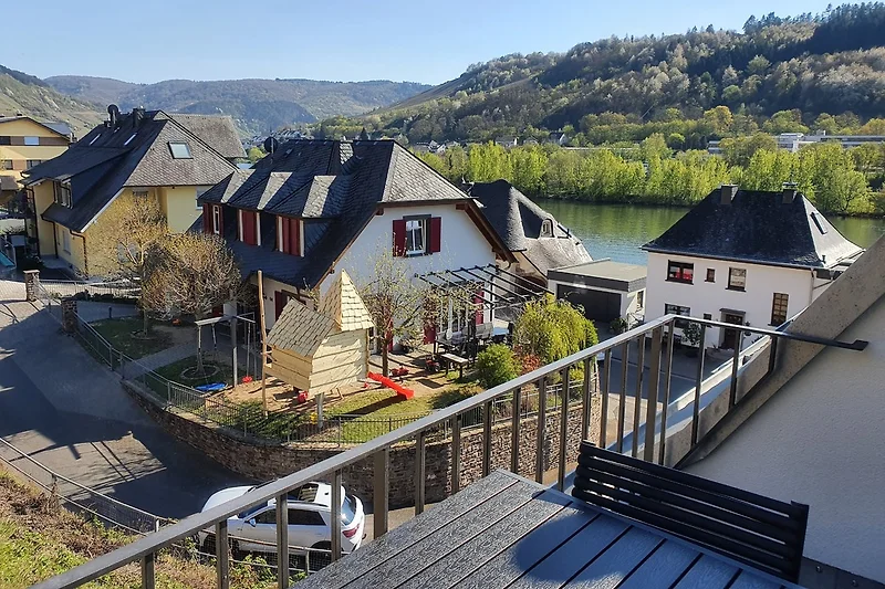Villa 4 mit seitlichem Moselblick