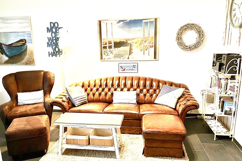Gemütliches Wohnzimmer mit bequemer Couch, Holztisch und stilvoller Dekoration.