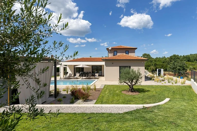 Villa con piscina e ampio giardino in posizione tranquilla.