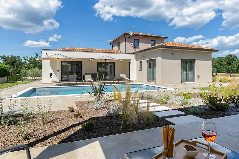 Elegante Villa mit gepflegtem Garten zur Alleinnutzung