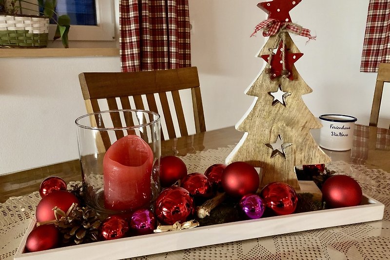 Weihnachtliche Dekoration mit Tisch, Fenster und Holz - perfekt für die Feiertage!