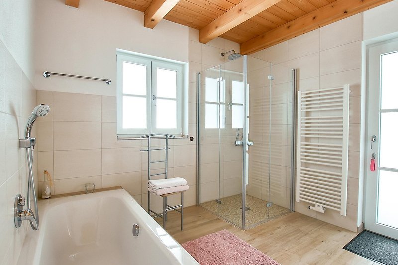 Einladendes Badezimmer mit Spiegel, Waschbecken und Fußbodenheizung.
