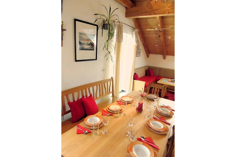 Essbereich mit Tisch, Stühlen und Geschirr - perfekt für Mahlzeiten.