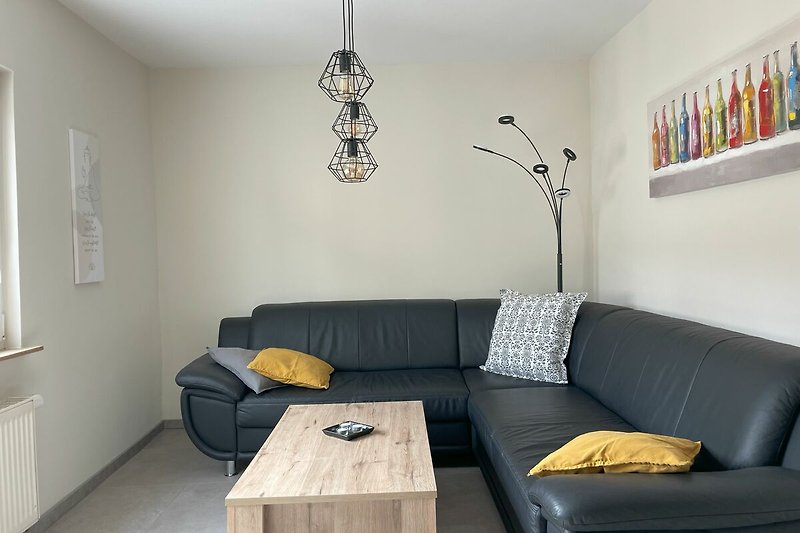 Stilvolles Wohnzimmer mit bequemer Couch und moderner Beleuchtung.