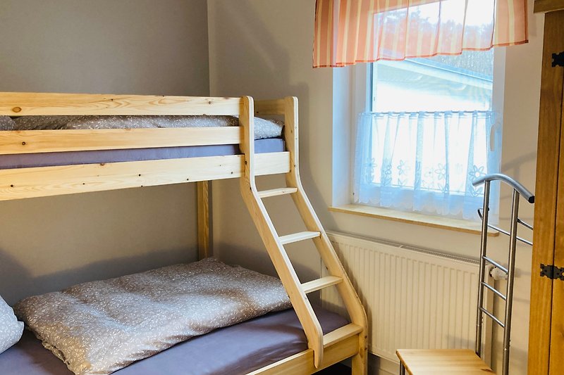 kleines Schlafzimmer mit Hochbett, obere Schlaffläche 90x200, untere 140x200