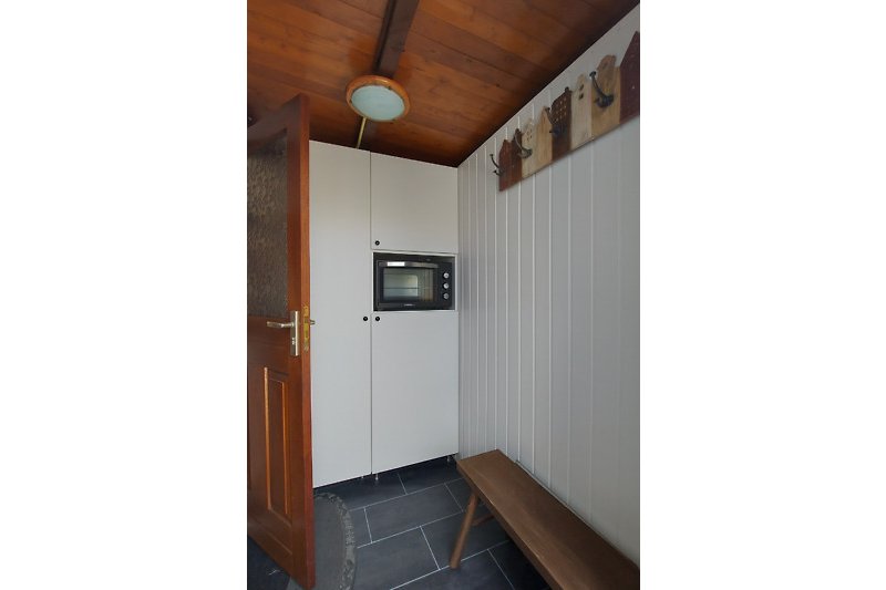 Eingangsbereich mit Kühlschrank mit Gefrierfach, Midi Backofen, Garderobe
