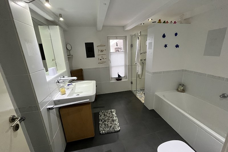 Ein modernes Badezimmer mit Fussbodenheizung , Dusche und Wanne