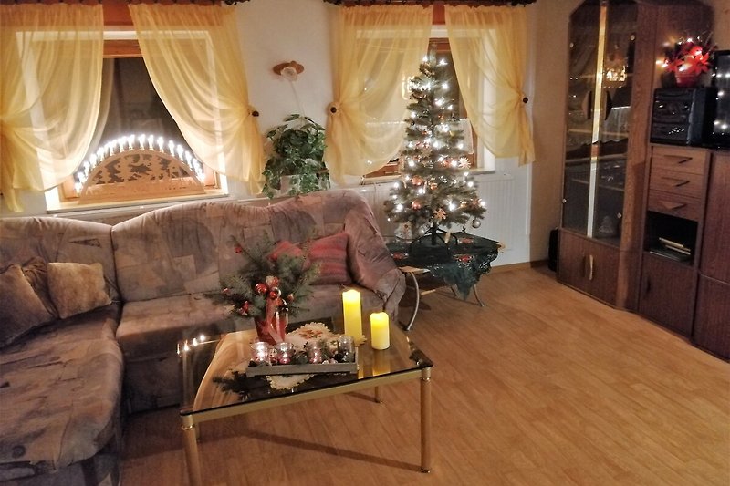 Gemütliche Weihnachtsdekoration mit Kerzen und Tisch. Perfekt für die Feiertage.