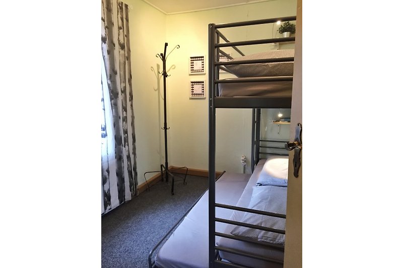 Schlafzimmer 2  : mit zusätzlichem Ausziehbett für insgesamt 3 Personen