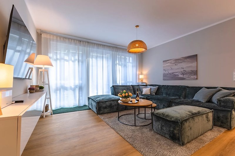 Wohnzimmer mit bequemer Couch, stilvoller Beleuchtung & elegantem Tisch.