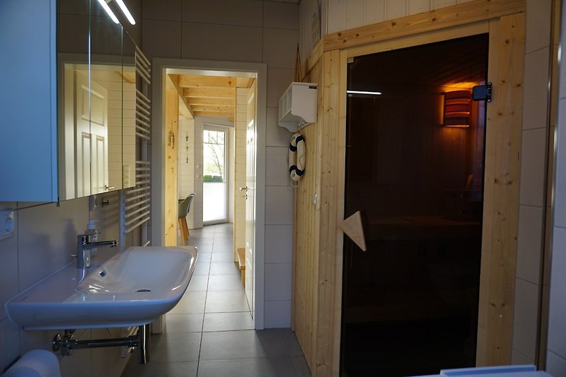 Badezimmer mit Dusche, Sauna