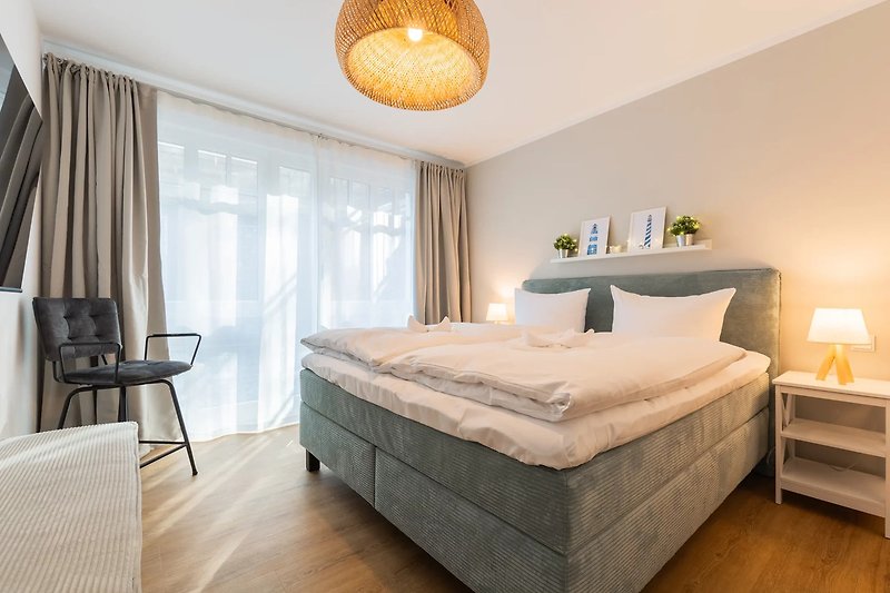 Schlafzimmer mit elegantem Holzmöbel und stilvoller Beleuchtung.
