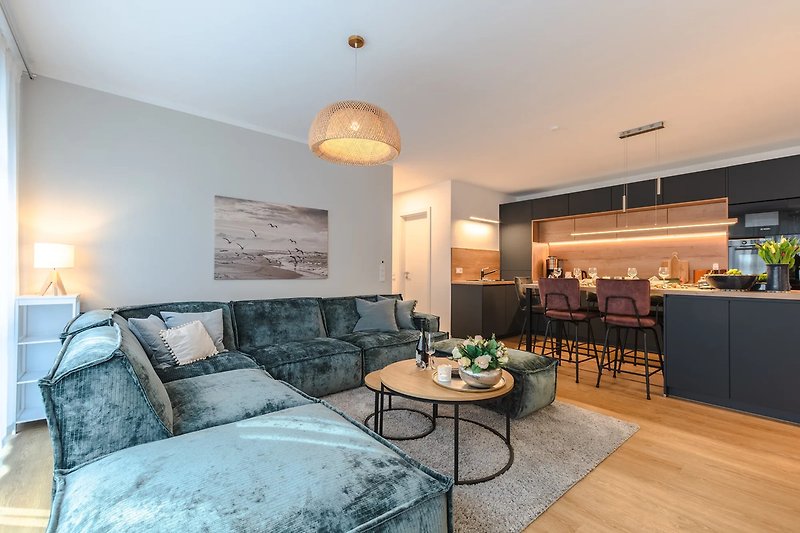 Stilvolles Wohnzimmer mit bequemer Couch, elegantem Tisch & gemütlicher Beleuchtung.