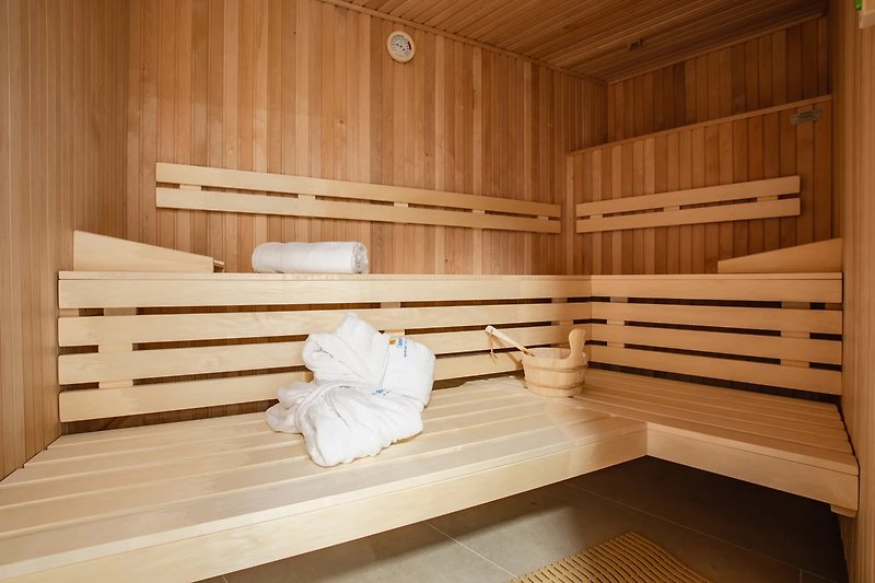 Sauna mit Holzverkleidung und Decke.