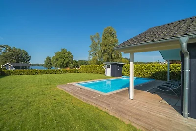Huis aan het meer
