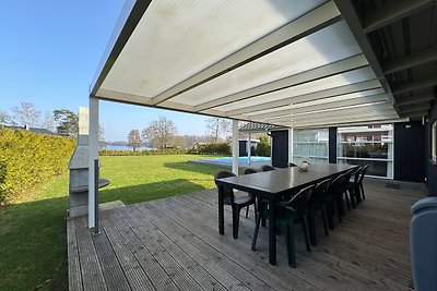 Huis aan het meer