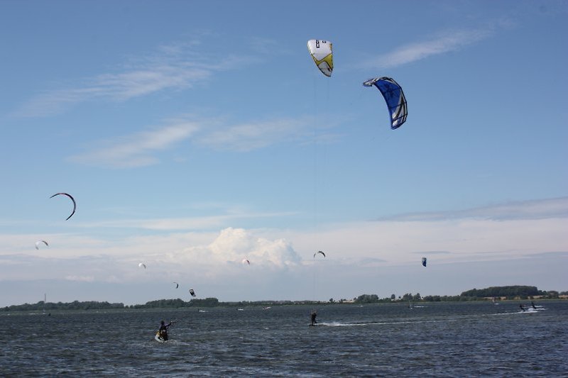Kitesurfen als eine der vielen Wassersportarten auf der Insel