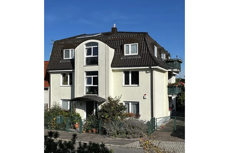 Charmante Villa mit Balkon und Sprossenfenstern.