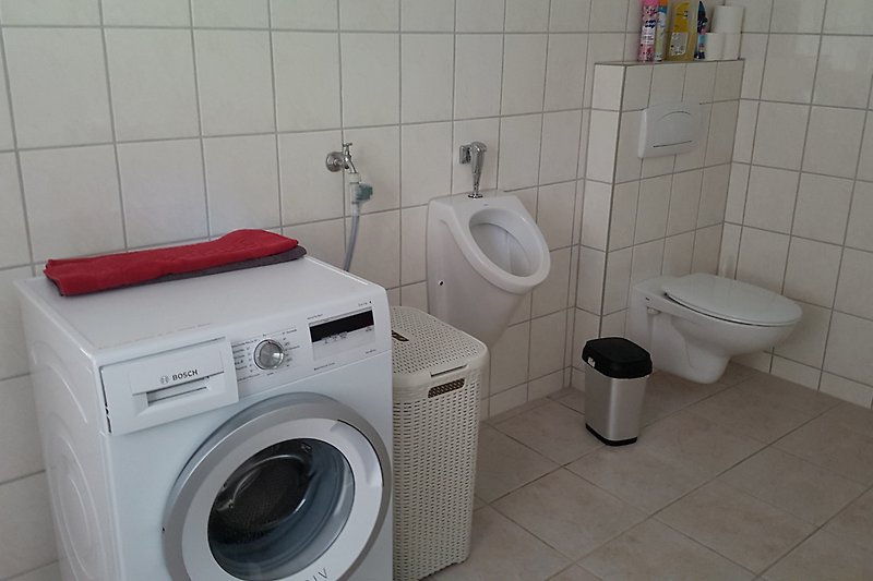 Gemütliches Badezimmer mit Waschmaschine