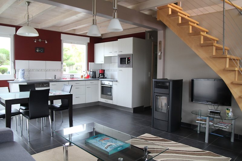 Moderne Küche mit eleganten Möbeln und Geräten. Gemütliche Wohnzimmeratmosphäre mit stilvoller Einrichtung.