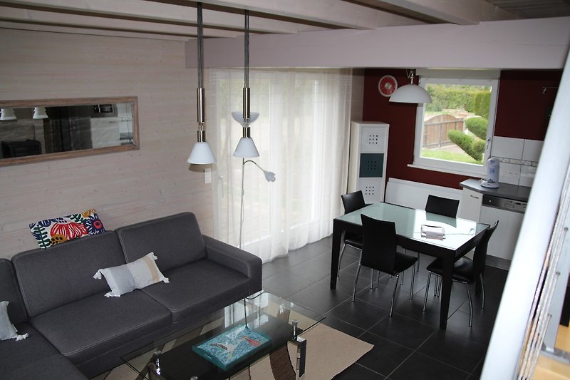 Wohnzimmer mit stilvoller Einrichtung, elegante Möbel, moderne Beleuchtung.
