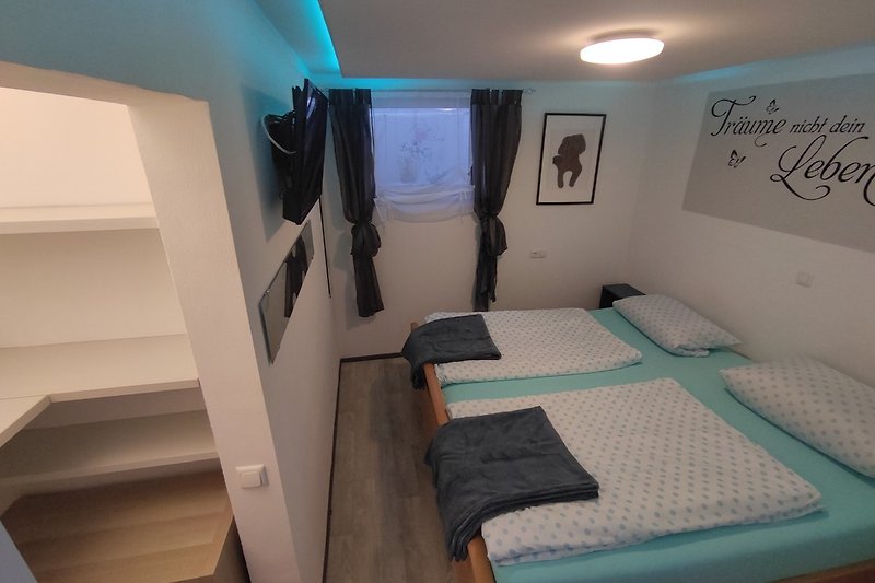 Schlafzimmer mit Begehbaren Kleiderschrank