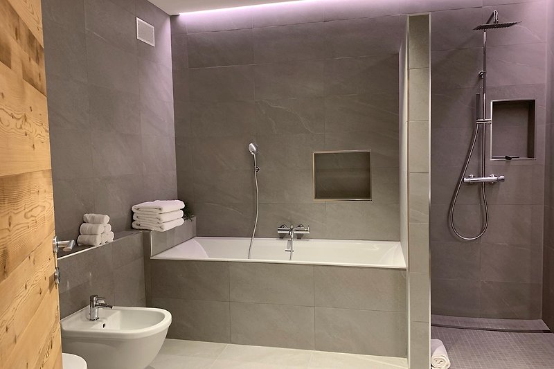 LAVANDA - Modernes Badezimmer EG mit ebenerdiger Dusche, Badewanne, WC, Bidet, Waschbecken und Spiegel