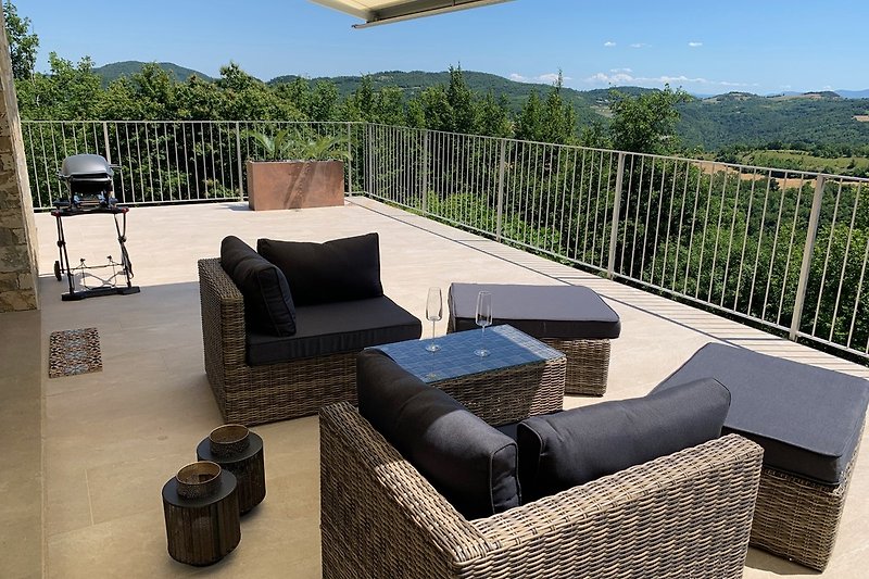 PIGNA - Terrasse mit Lounge, Elektrogrill und Blick auf die Hügel