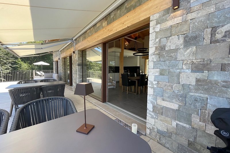 LAVANDA - Terrasse mit Sitzbereich und Blick auf Küche, Living und Esszimmer