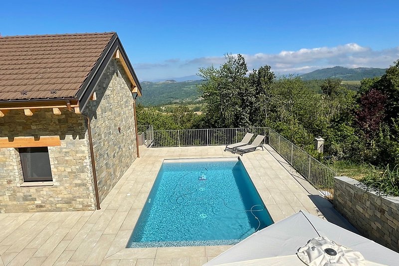 PEPPOLA - Terrasse mit Pool und Blick in die Umgebung