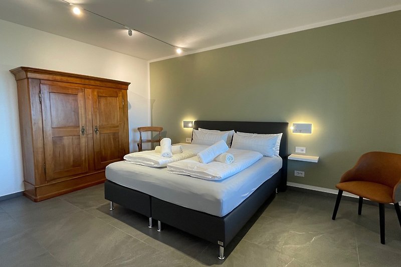 PEPPOLA - Schlafzimmer EG mit King-Size-Bett 180x200